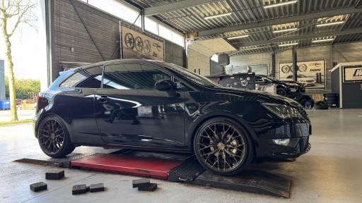 Volkswagen Polo met 18 inch Yanar DNZ-20 bronze velgen