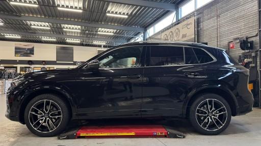 Volkswagen Tiguan met 19 inch Keskin KT21 zwart gepolijst.jpg