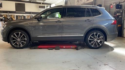 Volkswagen Tiguan met 20 inch AEZ Aruba dark velgen