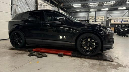 Volvo EX30 met 20 inch MSW 52 black velgen