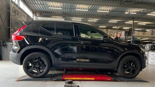 Volvo XC40 met 18 inch Dezent TU black velgen