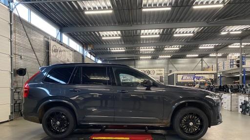 Volvo XC90 met 20 inch Riviera RV120 zwarte velgen