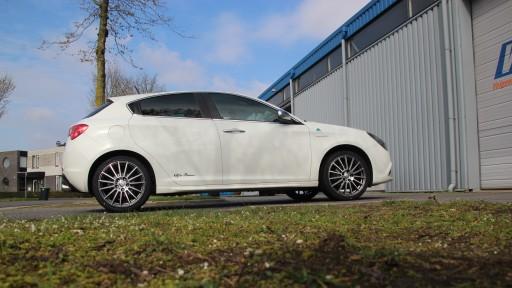 Alfa Guilietta met 18 inch AEZ Steam.JPG