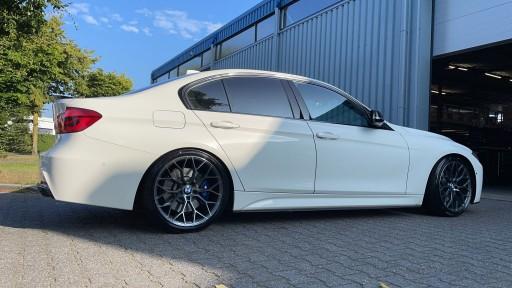 BMW 3-serie F30 met 19 inch Veemann V-FS66 smoke graphite velgen.jpeg