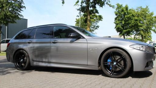 BMW 5-serie F11 met 20 inch Motec Xtreme zwart.JPG