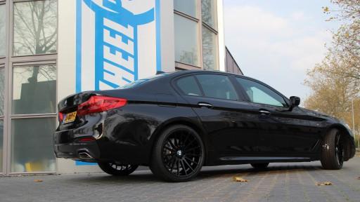 BMW 5-serie G30 met 20 inch Barotelli ST4 black.JPG