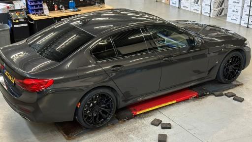 BMW 5-serie G30 met 20 inch Concaver CVR1 platinum black velgen.jpeg