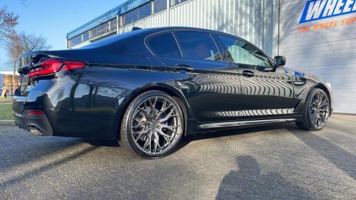 BMW 5-serie G30 met 21 inch Concaver CVR1 carbon graphite velgen.jpeg