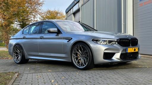 BMW M5 F90 met 21 inch Wheelforce HE1.FF velgen.jpg