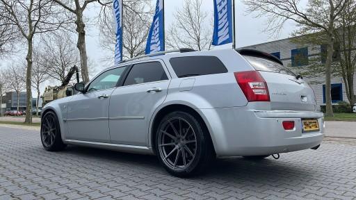 Chrysler 300C met 20 inch Riviera RV194 velgen.jpeg