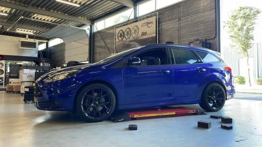 Ford Focus met 19 inch Forzza Oregon black magic velgen.jpeg