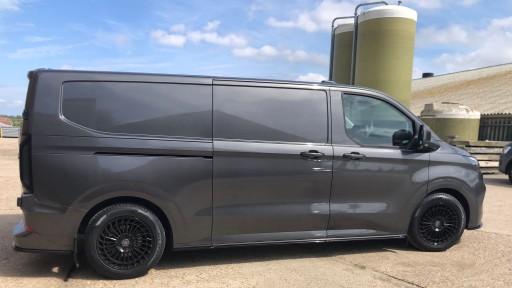 Ford Transit Custom 6-gaats met 18 inch AXE EX45 black velgen.jpg