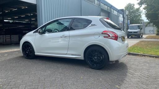 Peugeot 208 met 17 inch Dotz Kendo dark velgen.jpeg