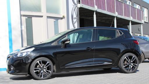 Renault Clio met 17 inch GMP Astral FP-Black.JPG