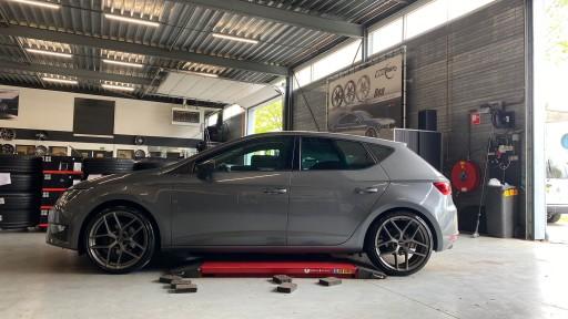 Seat Leon met 19 inch Borbet Y Antraciet velgen.jpeg