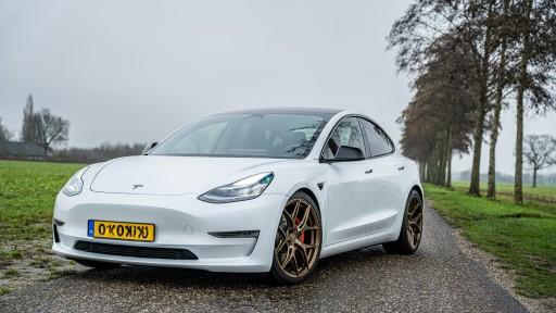 Tesla Model 3 Performance met 20 inch Vossen HF5 HF-5 bronze.jpg