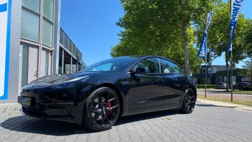 Tesla Model 3 Performance met 20 inch Vossen HF-5 satin black 3.jpeg