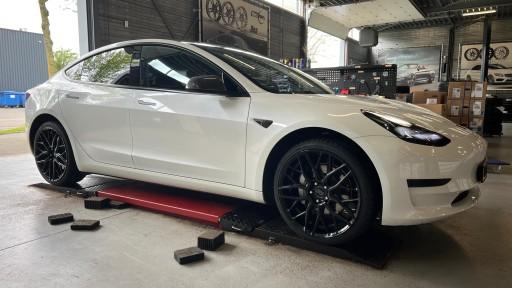 Tesla Model 3 met 20 inch 1AV ZX11 black velgen.jpeg