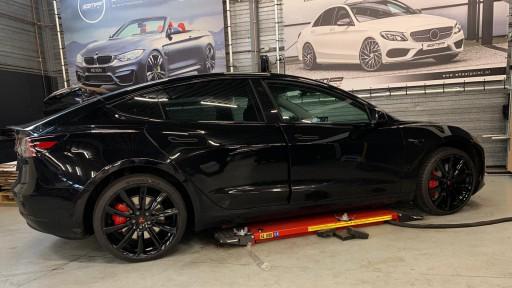 Tesla Model 3 met 20 inch Monaco GP6 black.jpeg