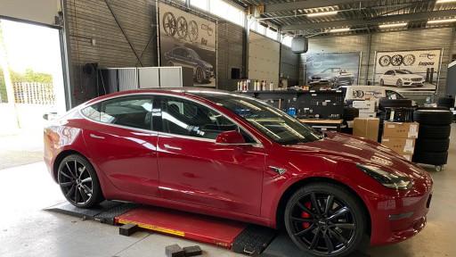 Tesla Model 3 met 20 inch Monaco GP6 matzwart.jpeg