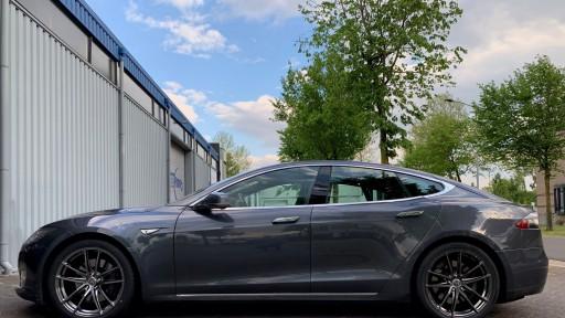 Tesla Model S met 20 inch Barotelli ST-7 2.jpg