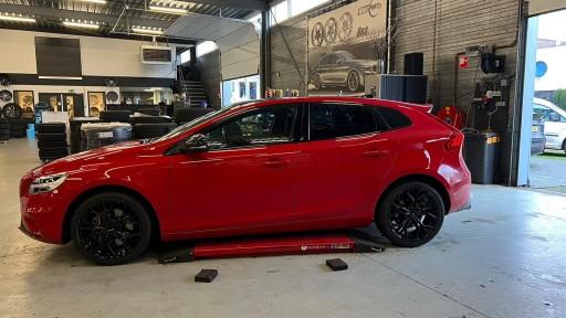 Volvo V40 met 18 inch GMP Matisse black velgen.jpg