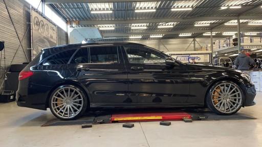 Mercedes C63 AMG met 20 inch Vossen VFS2 graphite velgen.jpeg