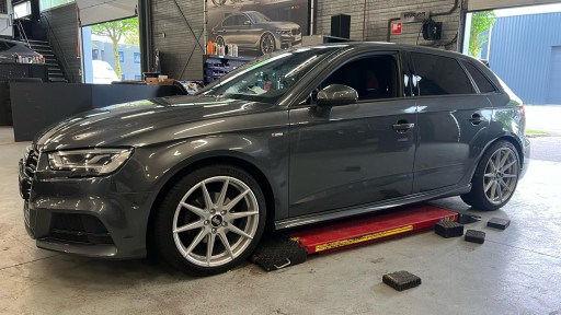 Audi A3 met 18 inch Bola CSR velgen.jpeg