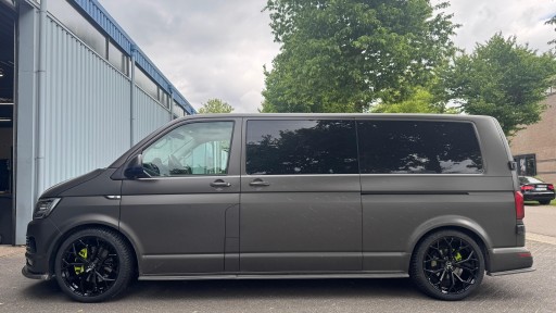VW Transporter T6 met 20 inch Motec Bull velgen.jpg