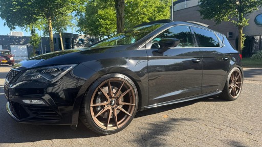 Seat Leon Cupra met 19 inch JR21 bronze velgen.jpg